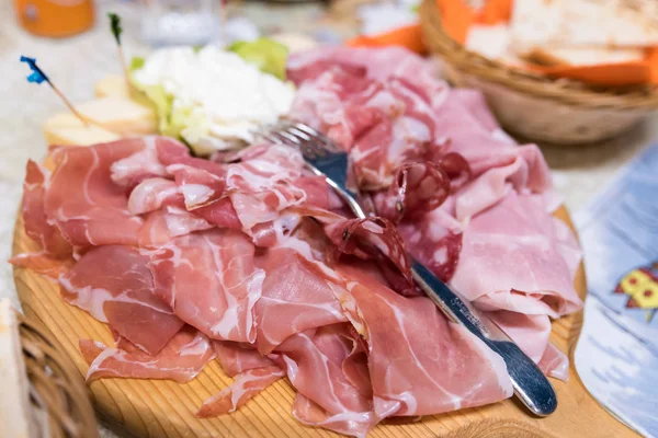 이탈리아 차가운 고기와 치즈 플래터 — 스톡 사진