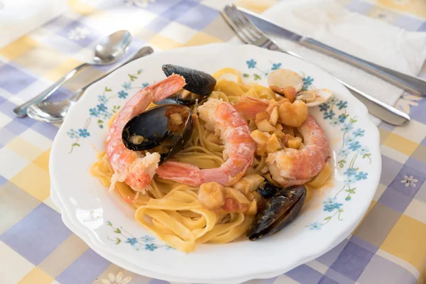 Leckere Nudeln Mit Meeresfrüchten — Stockfoto