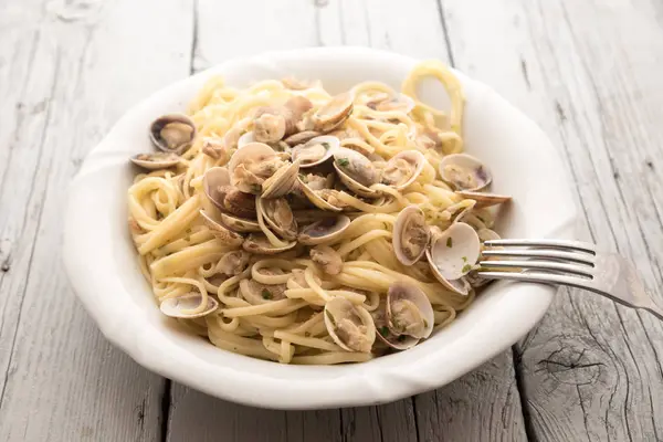 Matlagning spaghetti med musslor — Stockfoto