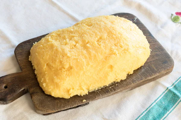 Házi polenta sárga kukoricadara — Stock Fotó