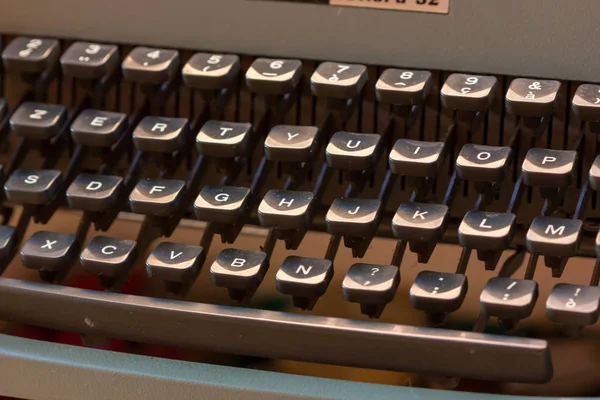 Teclados vintage en un mercado de pulgas —  Fotos de Stock