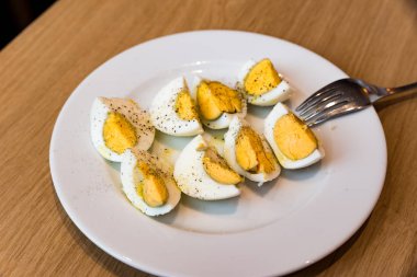 Tuz karabiber ve zeytinyağı ile haşlanmış yumurta