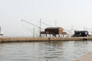 Halterle balık tutmak için balustrades