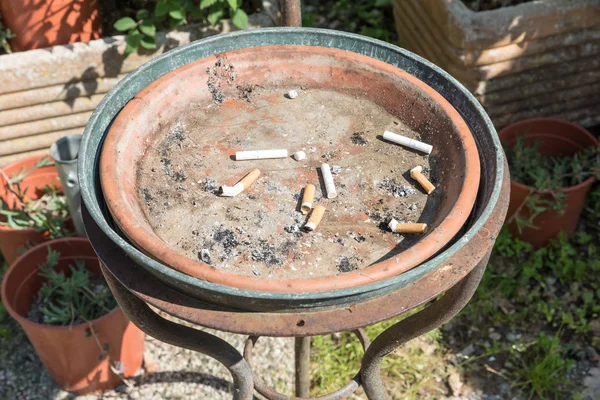 Bahçe kül tablası görünümü