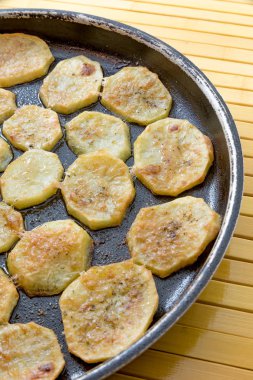 Fırında patates kızartması.