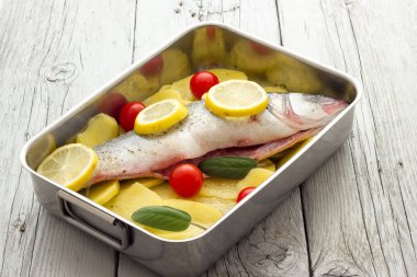 Limon patates ve domates fırın için hazır ile balık