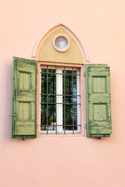 Ventana con verdes oscuros viejos —  Fotos de Stock