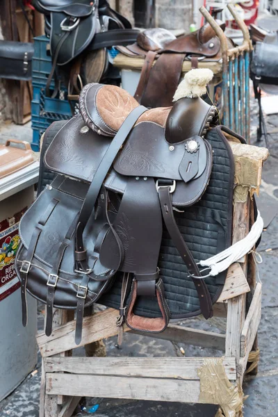 Lederen zadel naar de Napels markt — Stockfoto