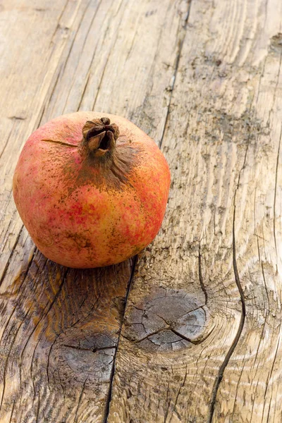 Leckerer Granatapfel mit seinen roten Bohnen — Stockfoto