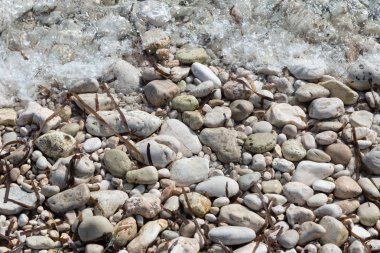 taşlarla desteklemek