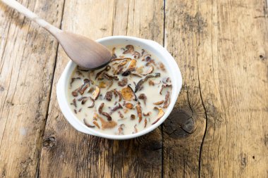 Kurutulmuş mantar yemek