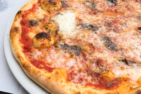 Sabrosa pizza italiana con anchoas — Foto de Stock