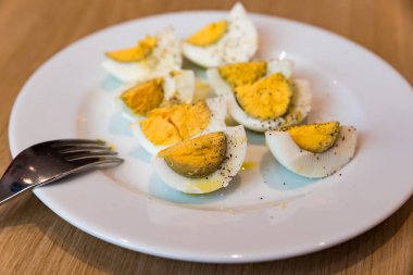 Tuz karabiber ve zeytinyağı ile haşlanmış yumurta