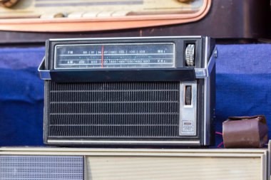 Vintage radyo tüp bir bit pazarı içinde