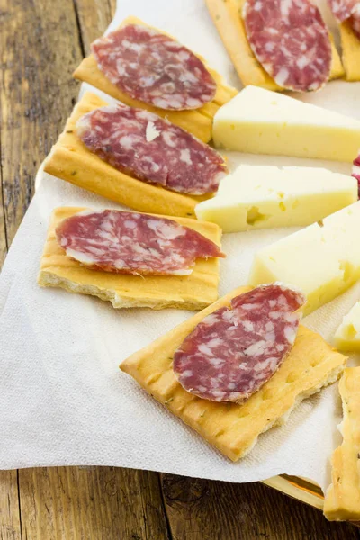 Předkrm se sýrem a italský salám — Stock fotografie