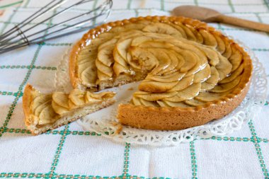 Elmalı turta dekore edilmiş ev yapımı