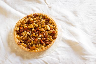 Badem ve fındık ile tart