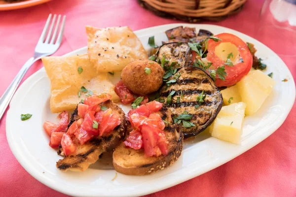 Piatto con specialità siciliane — Foto Stock