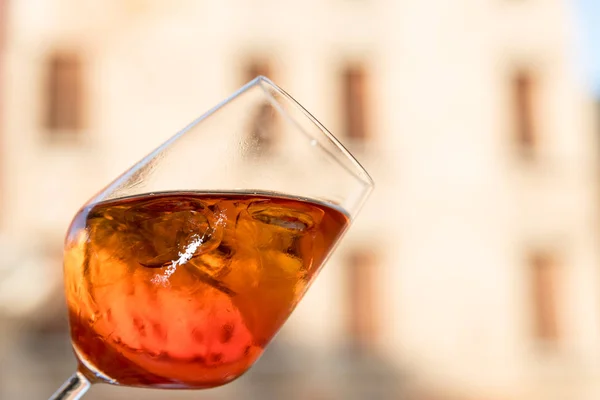 氷でイタリアの食前酒 — ストック写真