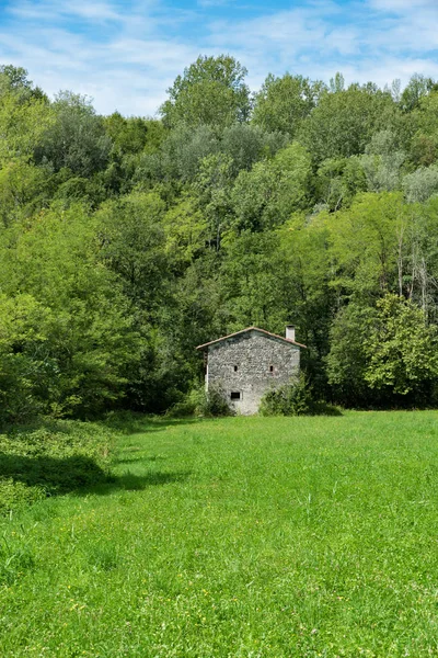 Casa de piedra en el prado — Foto de Stock