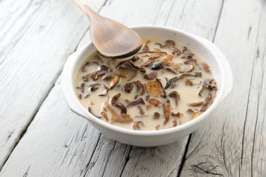 Kurutulmuş mantar yemek