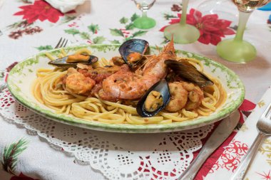 Deniz ürünü ve karidesli spagetti.