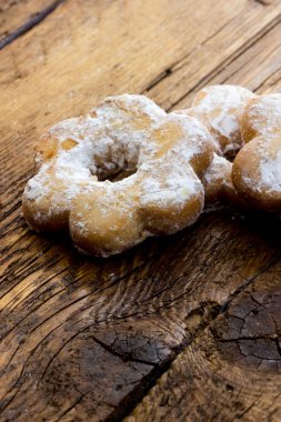 Reçel ile dolu bisküvi