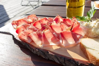 Leke salam ve peynir horseradish sos ile