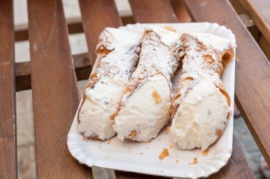 Şekerli meyveli Sicilya tatlısı.