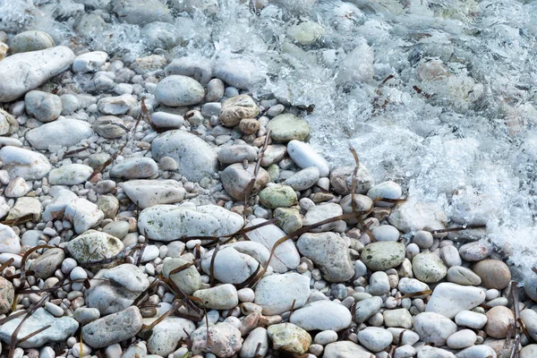 Ufer mit Steinen — Stockfoto