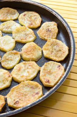 Fırında patates kızartması.