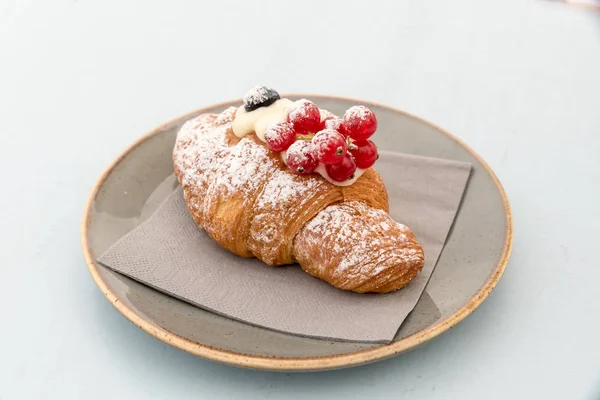 Krémový croissant s bobulemi — Stock fotografie