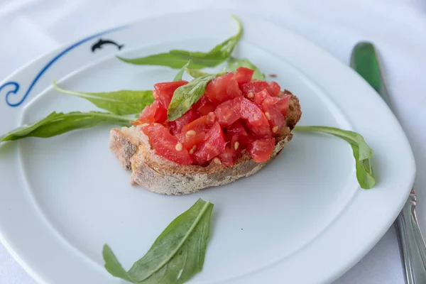 Bruschetta med tomat och basilika — Stockfoto