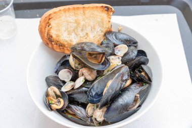 Lezzetli meze biberli midye