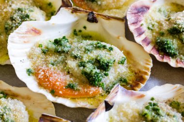 Çiğ istiridye ve graten.