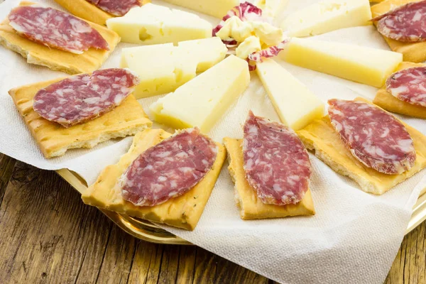 이탈리아 살라미 소시지와 치즈 전채 — 스톡 사진
