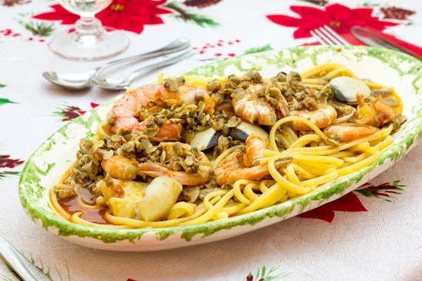 Leckere Spaghetti mit Riesengarnelen — Stockfoto