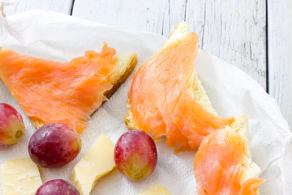 Salmon appetizer with grapes and cheese — Stock Photo, Image