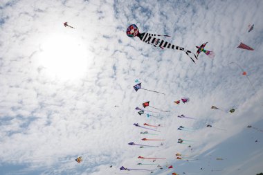 Mavi gökyüzü ve beyaz bulutlu uçurtmalar