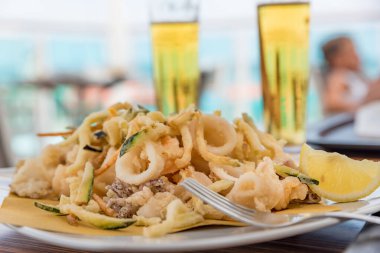 Kızarmış balık ve buz gibi bira.