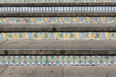 Caltagirone Sicilya 'dan polikrom seramik seramik kiremitli merdiven.