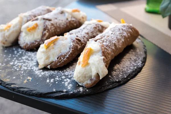 Cannoli siciliani con ricotta e canditi — Foto Stock