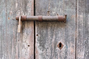 Antika ve paslı mandalı