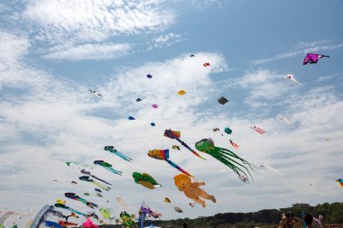 Mavi gökyüzü ve beyaz bulutlu uçurtmalar