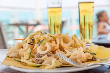 Kızarmış balık ve buz gibi bira.