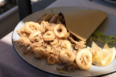 Kızarmış karides içeren kartoccio