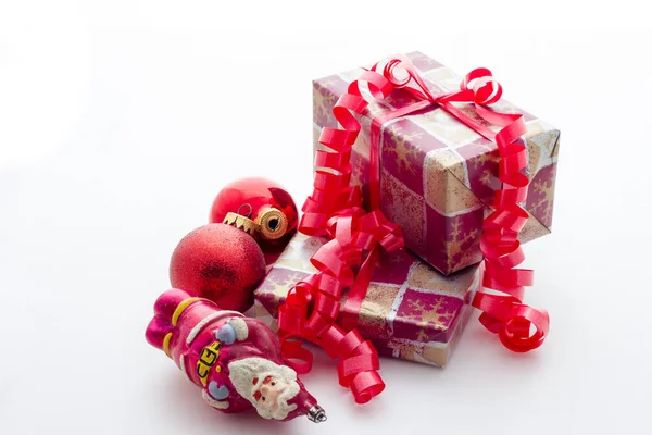 Beyaz arka plan ile Noel hediyeleri — Stok fotoğraf