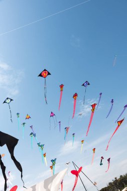 Mavi gökyüzü ve beyaz bulutlu uçurtmalar