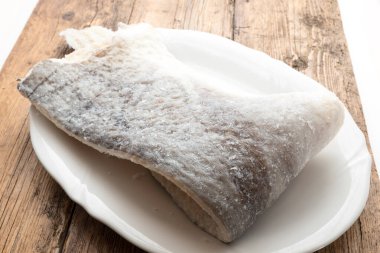 Çiğ tuzlanmış morina balığı dilimi.