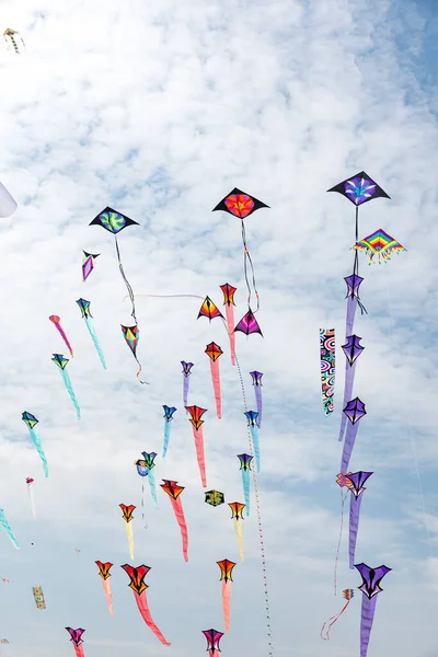 Pipas com céu azul e nuvens brancas — Fotografia de Stock